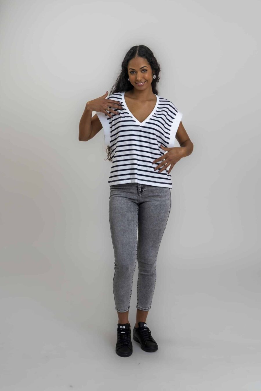 Camiseta com costela de decote V